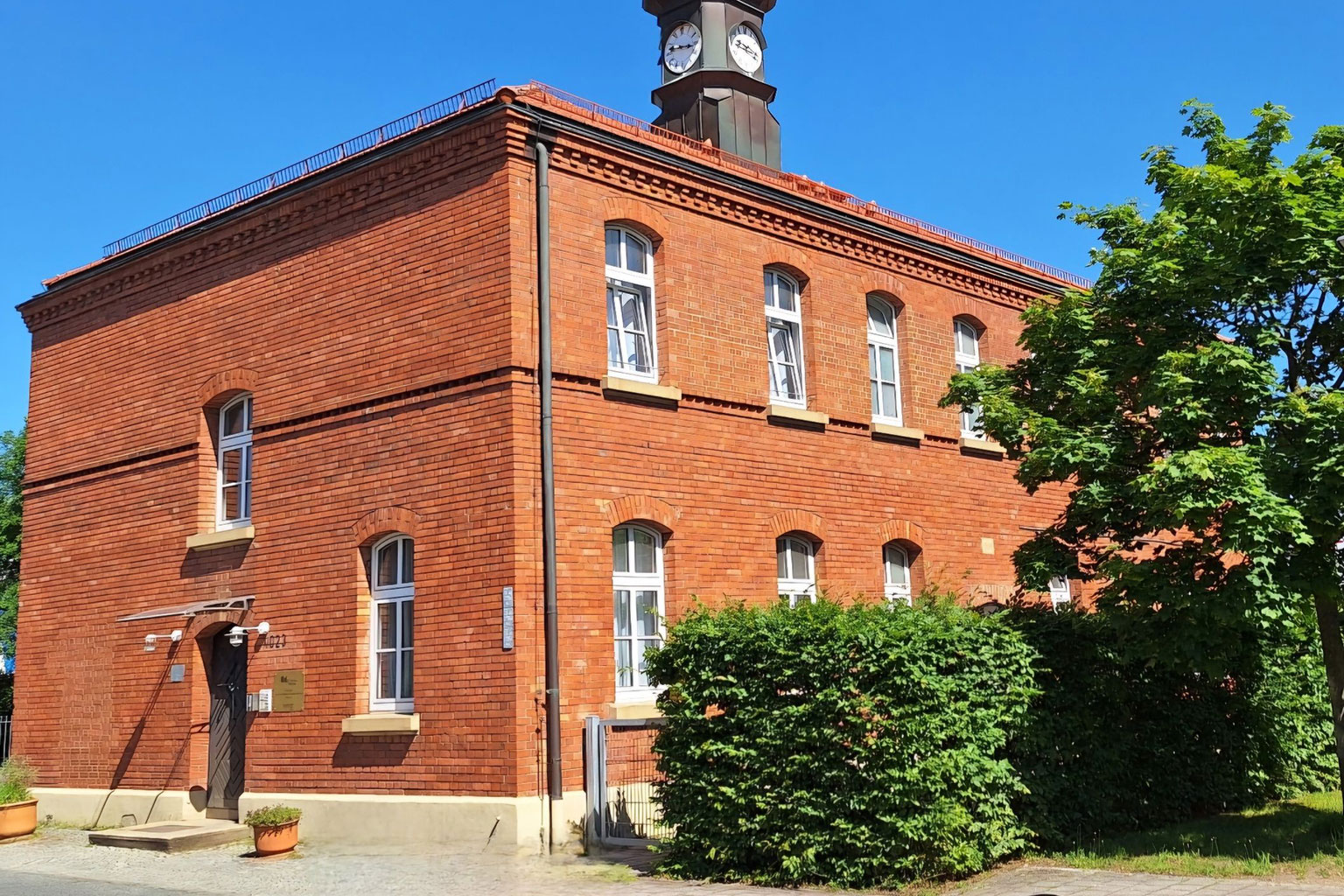 An outside view of the UniKate guest house: A red brick building.