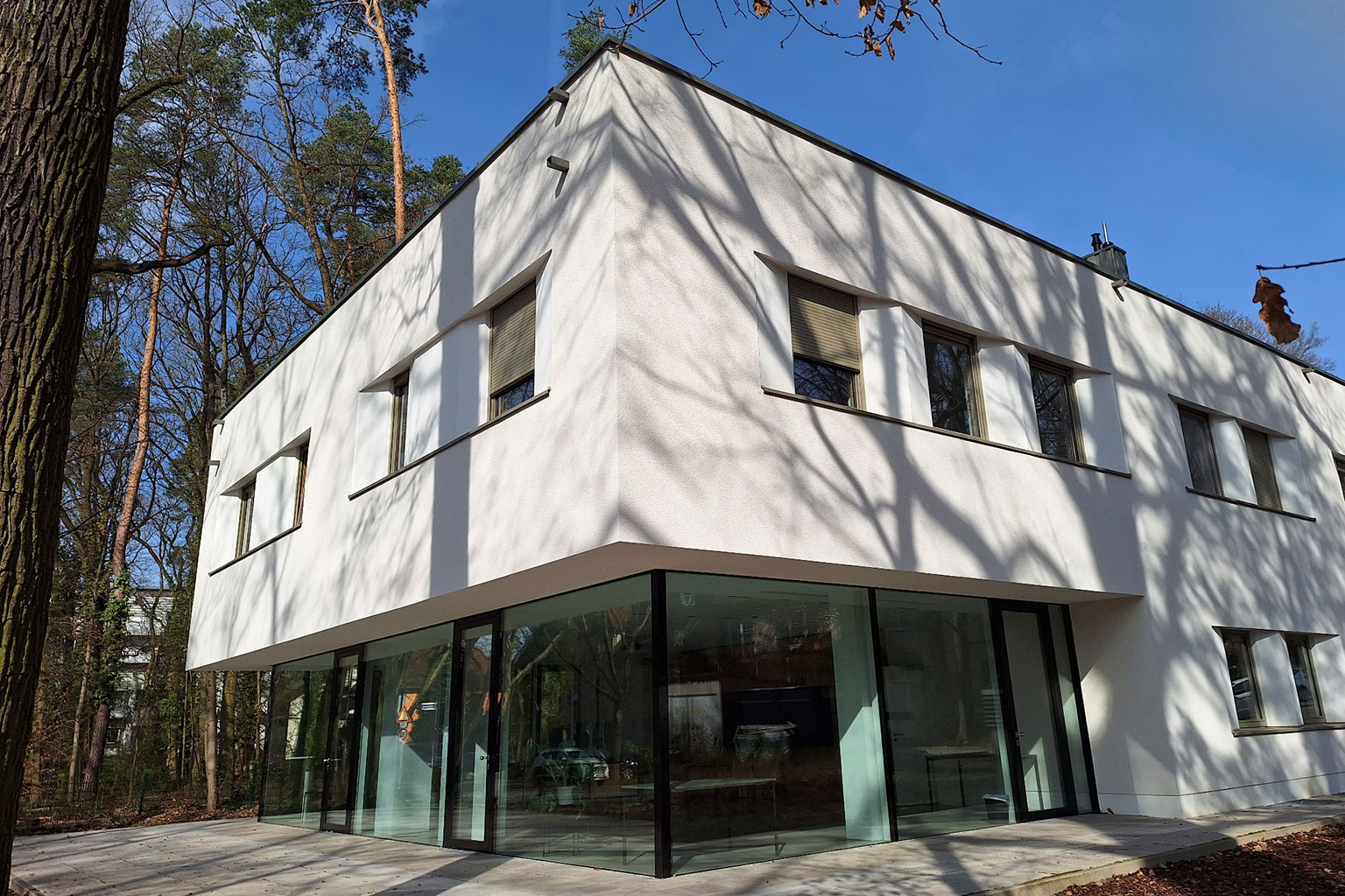 An outside view of Villa Jordan: A modern white building.