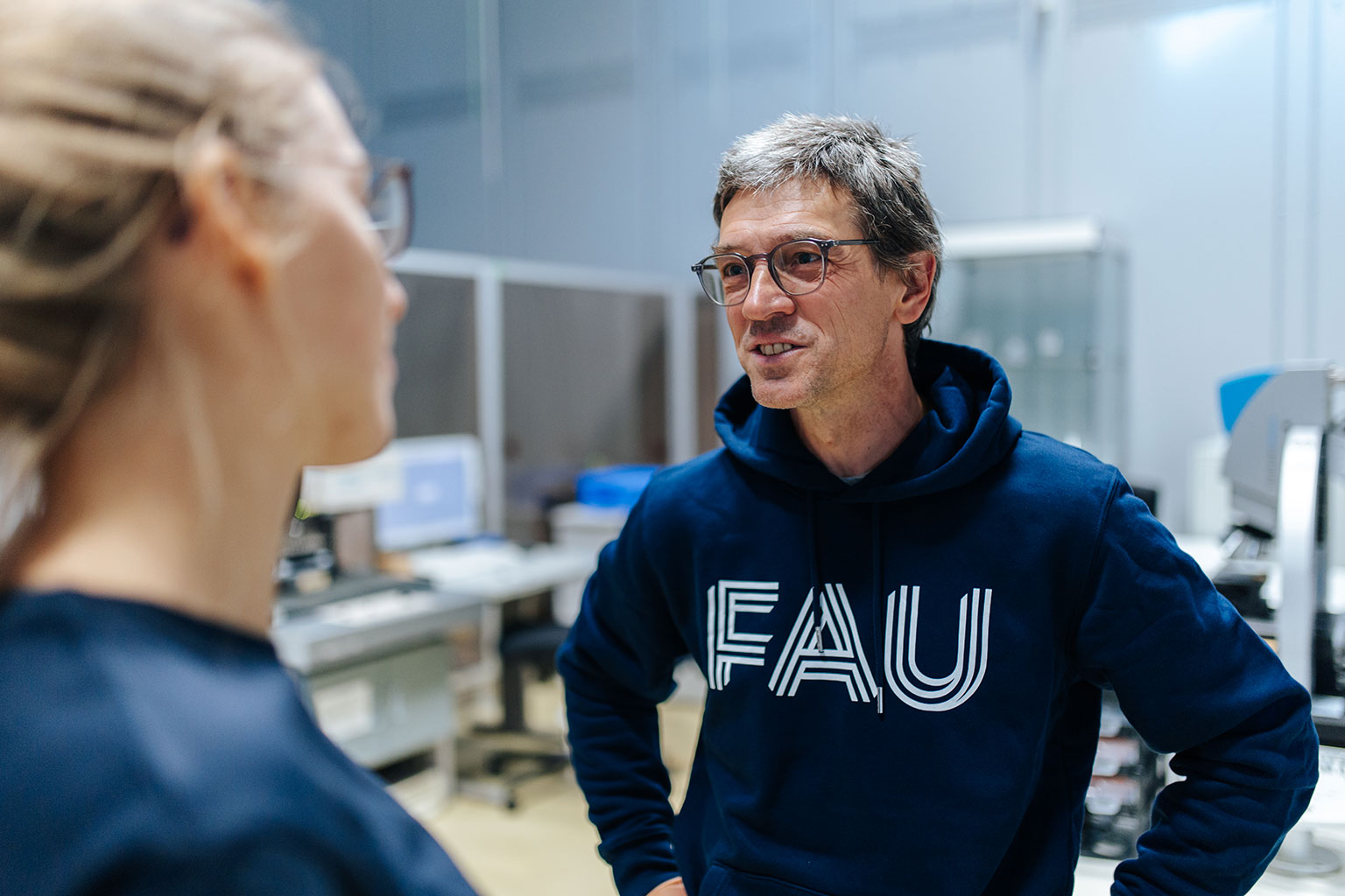 Zwei Forschende der FAU unterhalten sich.