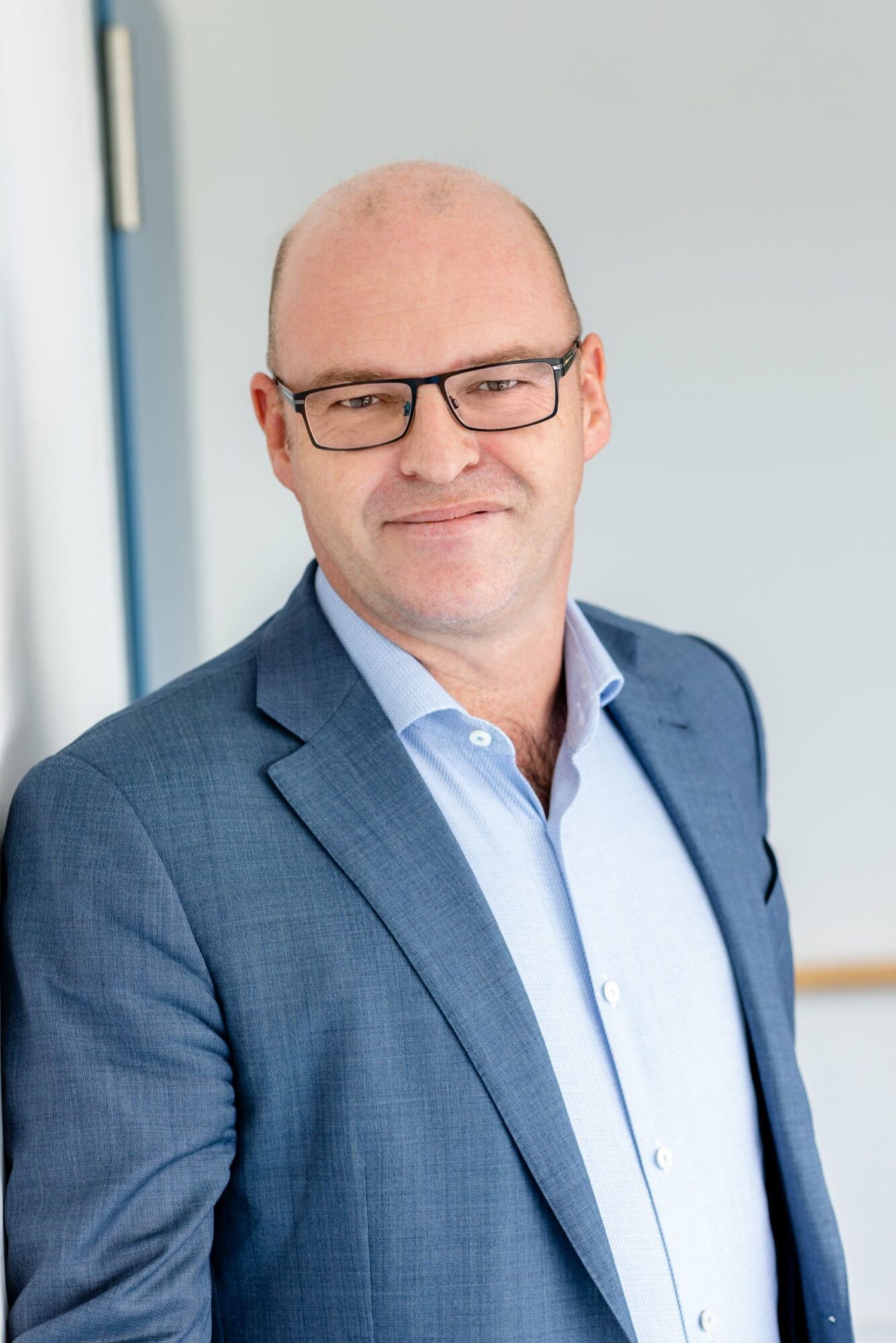 Georg Schett lacht in die Kamera.