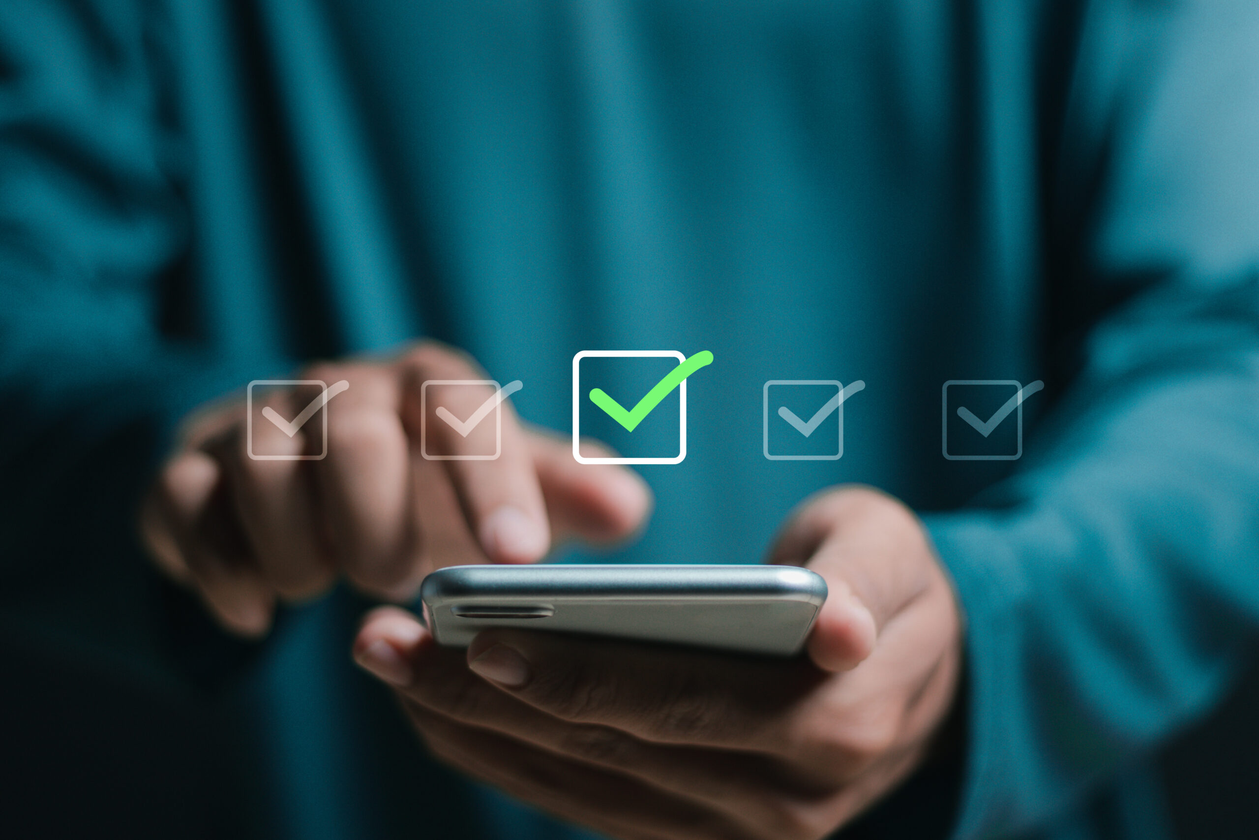 Am Lehrstuhl für Klinische Psychologie und Psychotherapie suchen Wissenschaftlerinnen und Wissenschaftler nach Probandinnen und Probanden für eine Reihe von Studien, deren Ziel es ist, die Behandlung verschiedener psychischer Erkrankungen zu verbessern. Diese werden mithilfe von Smartphone-Anwendungen durchgeführt. Im Bild: Eine Person, deren Gesicht man nicht sieht, hält ein Smartphone, um etwas zu bewerten.