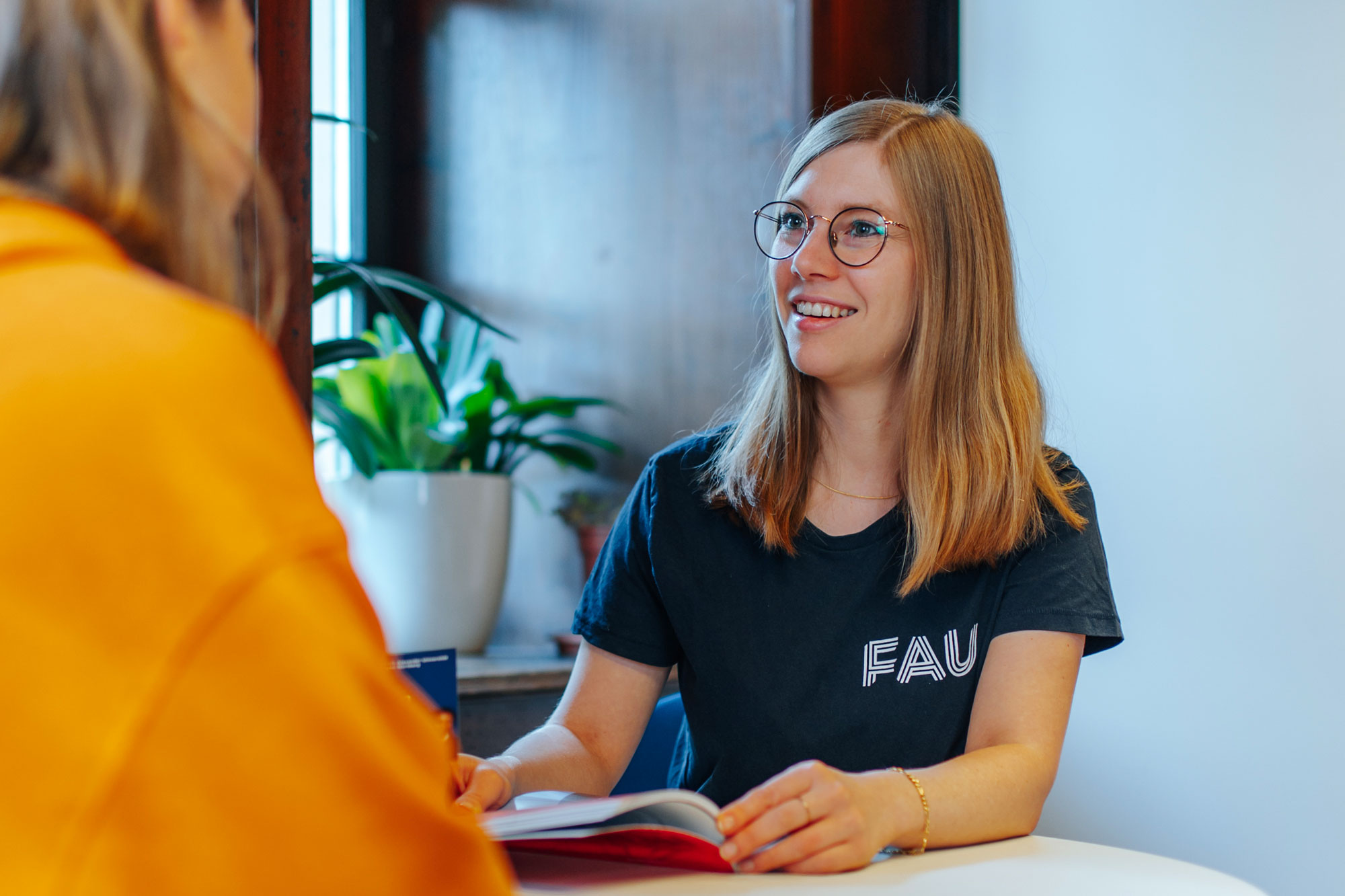 Frau erklärt im Gespräch etwas