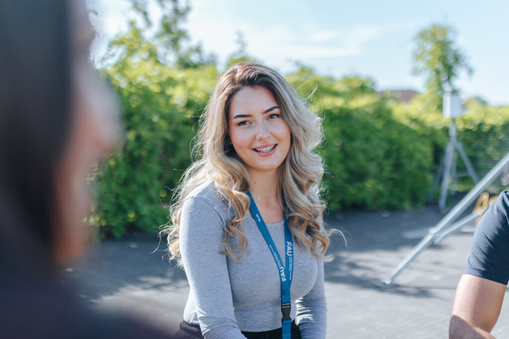 Eine Studentin schaut in die Kamera.