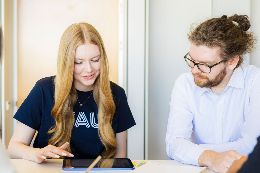 Zwei Personen im Beratungsgespräch