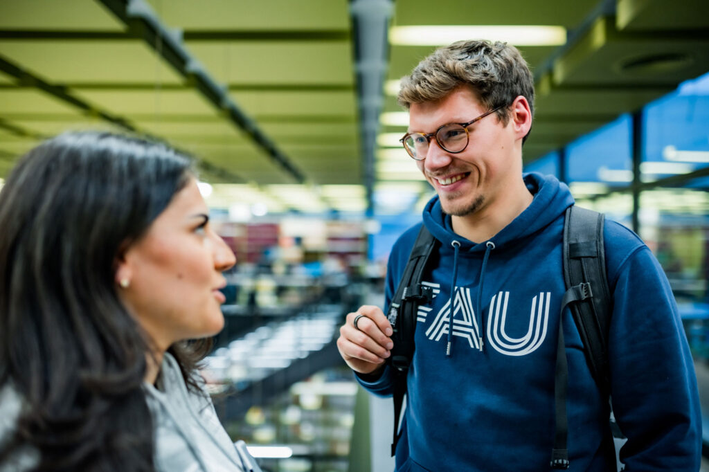 Zwei Personen im Gespräch