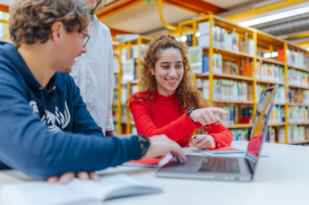 Studierende in Bibliothek