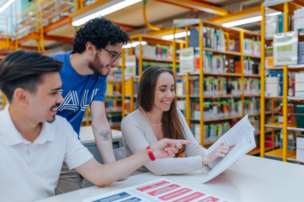 Studierende in der Bibliothek
