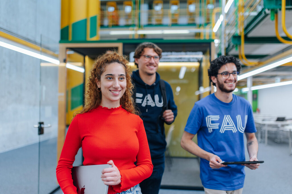 Studierende laufen aus der Bibliothek