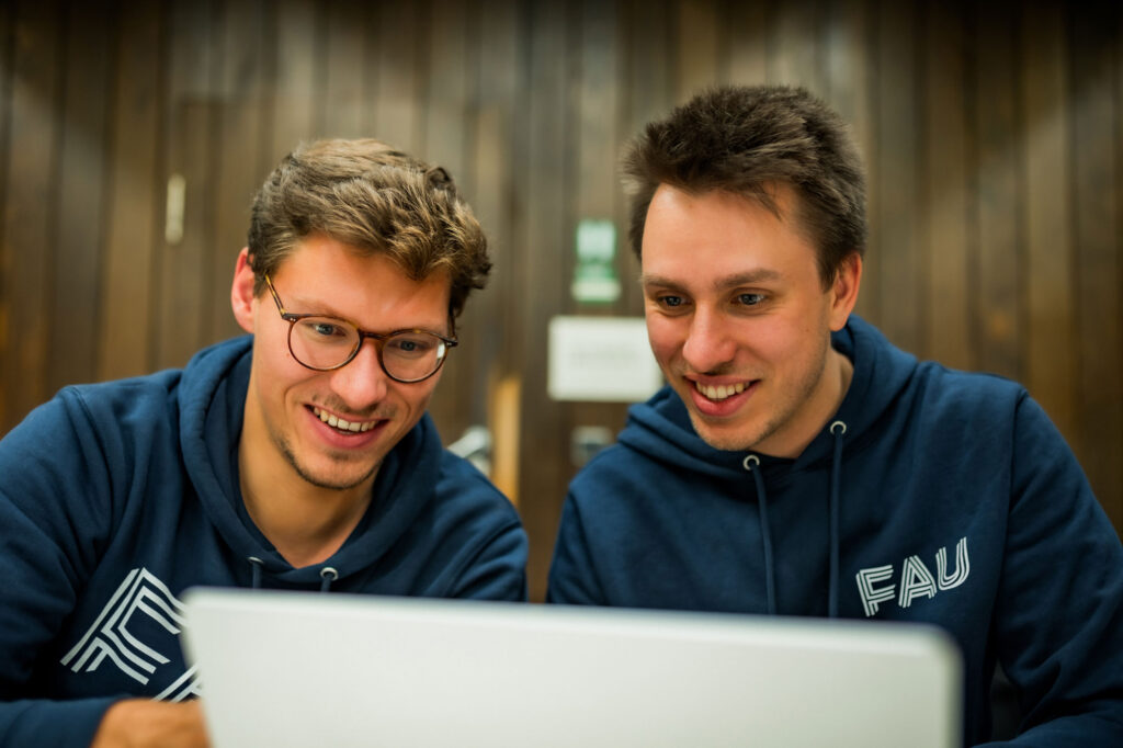 Zwei Männer vor einem Laptop