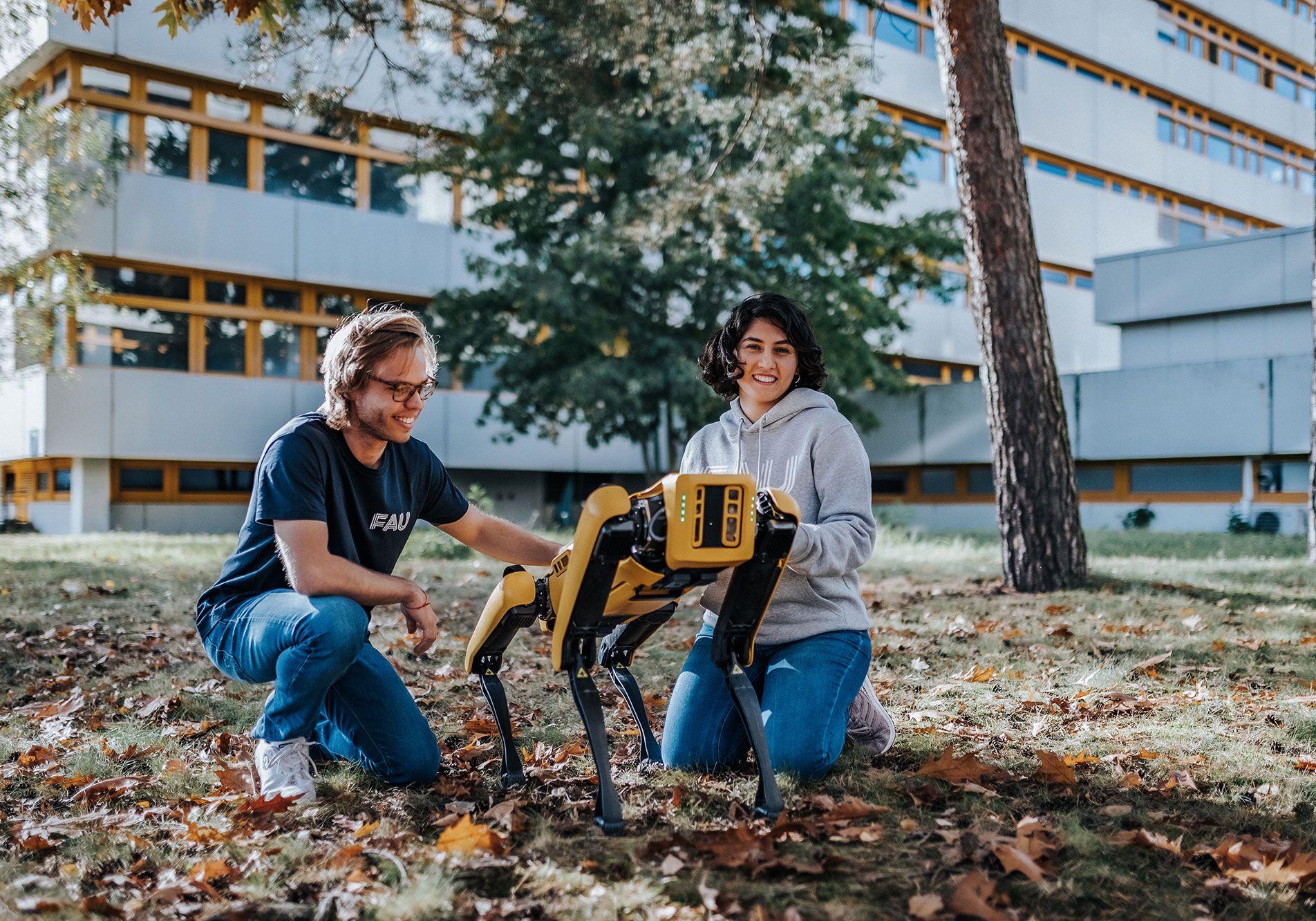 Zwei Personen mit Roboter