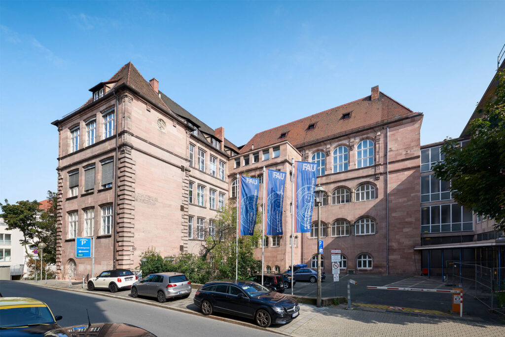 Man sieht das Ludwig Erhard Gebäude in der Findelasse.