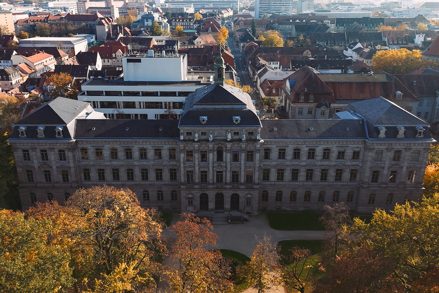 Das Erlanger Schloß ist von oben zu sehen. Im Hintergrund erstreckt sich ein Teil der Stadt Erlangen.