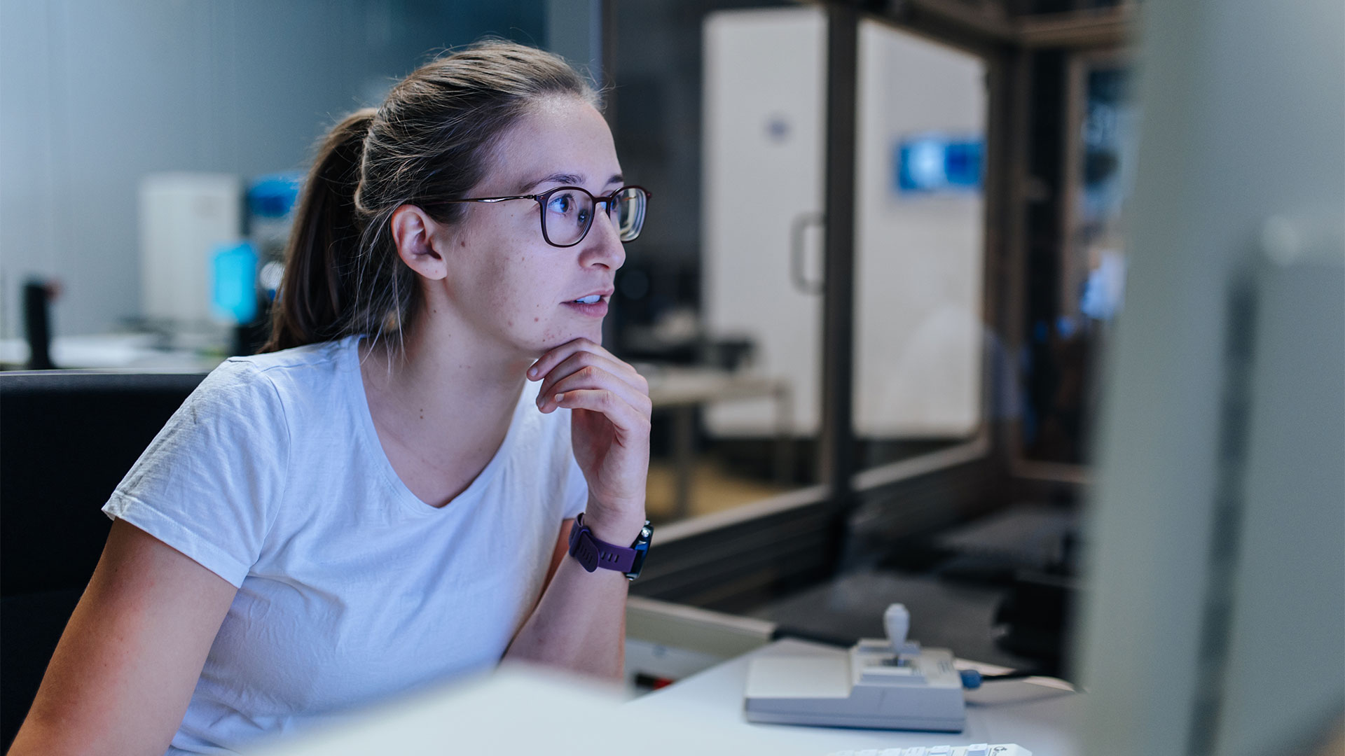 Eine junge Forschende schaut konzentriert auf einen Computer-Monitor.