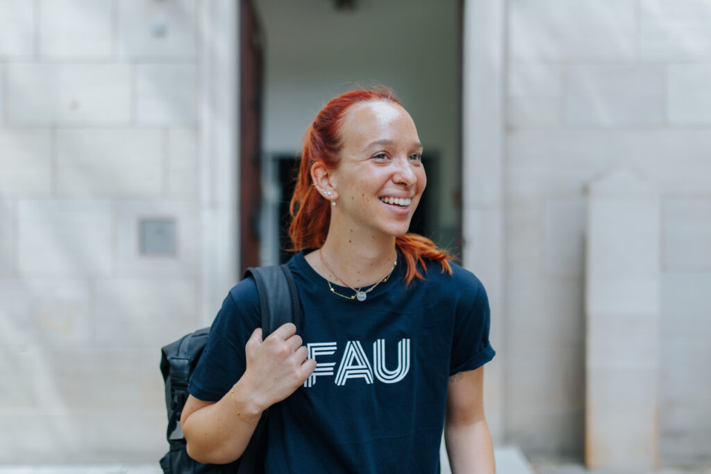 Eine Studentin mit Rucksack